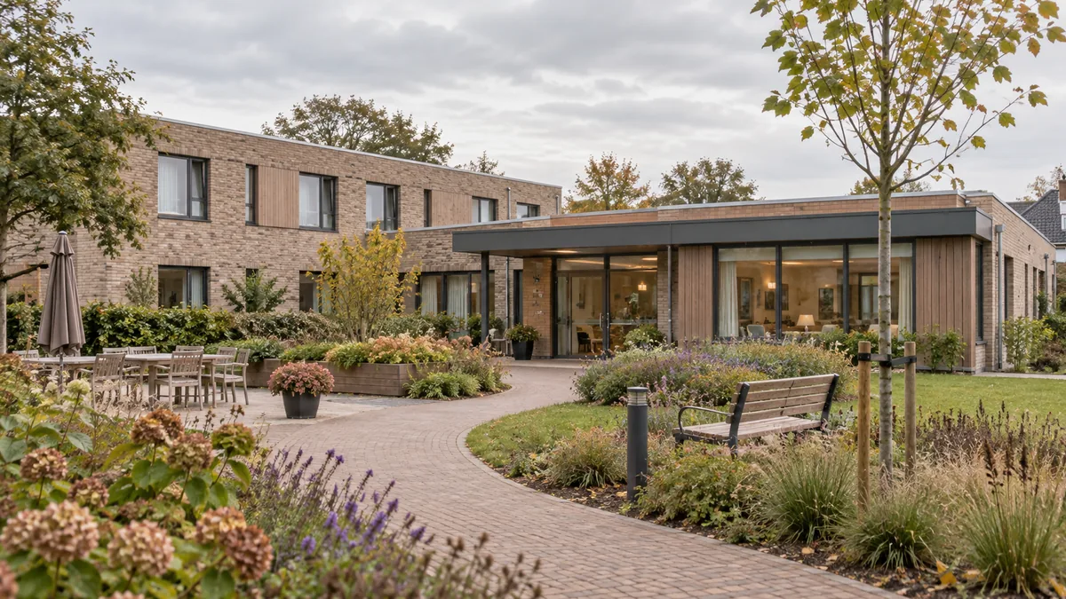 Een kleinschalig zorggebouw met een verzorgde buitenruimte